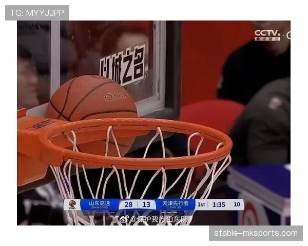 篮球比赛中球卡在篮筐上怎么处理？详细规则解析
